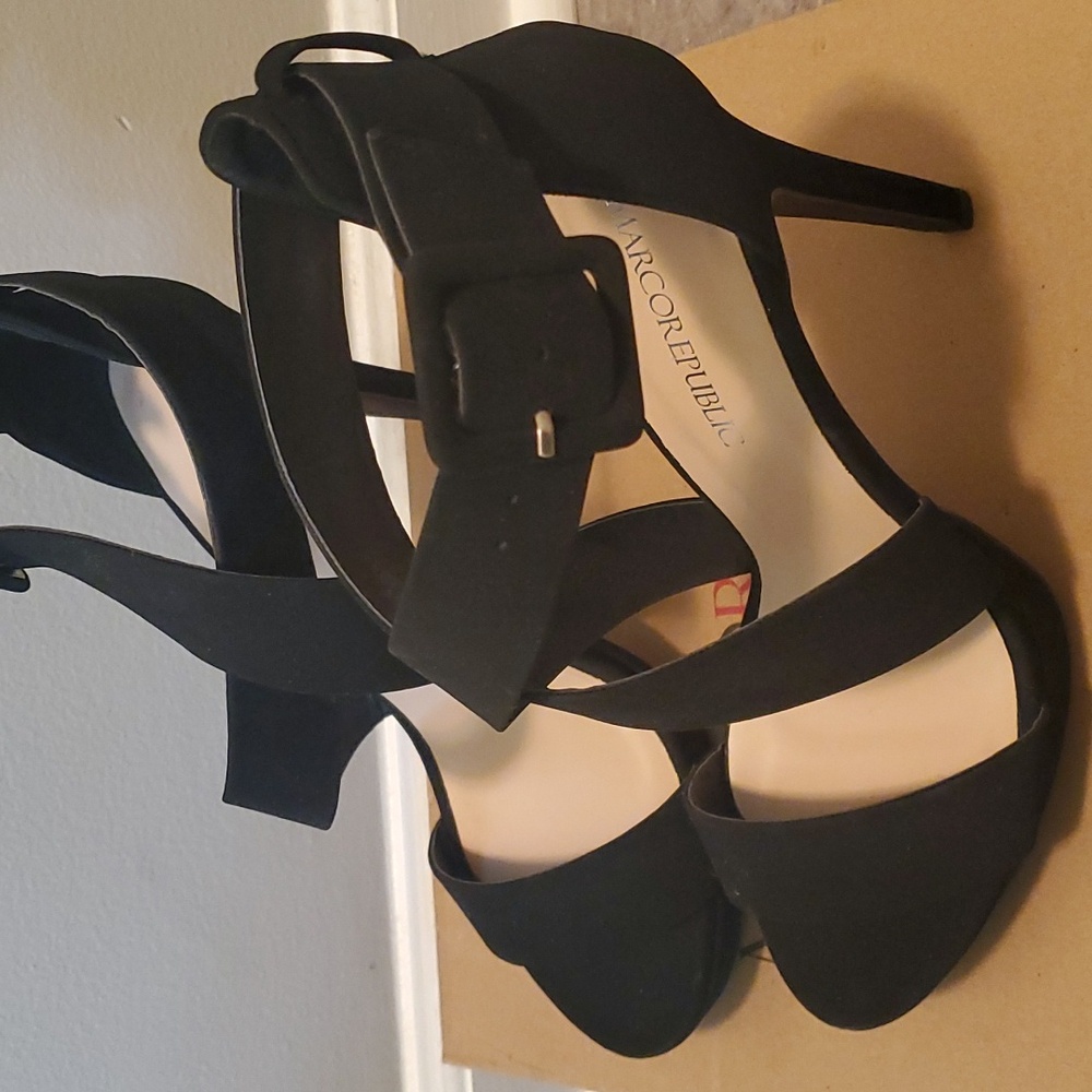 Stylish Black Strappy Heels Sz. 9!